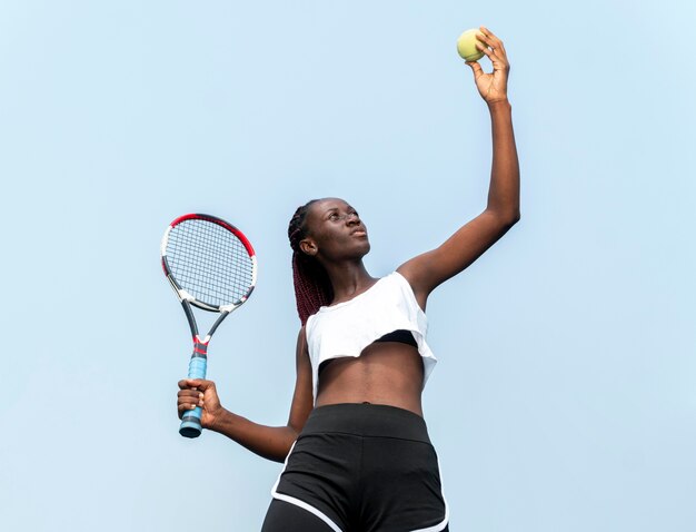 テニスをしている肖像画の女性