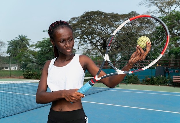 Donna del ritratto che gioca tennis