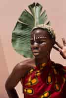 Foto gratuita ritratto di donna in posa in abiti africani tradizionali all'aperto