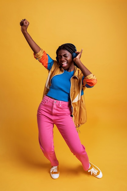 Free photo portrait of woman posing with headphones