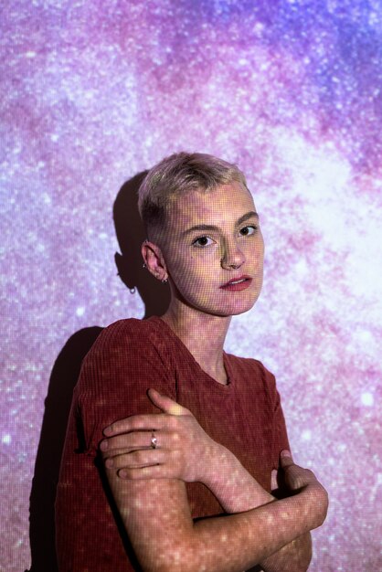 Портрет женщины, позирующей с текстурой проекции вселенной
