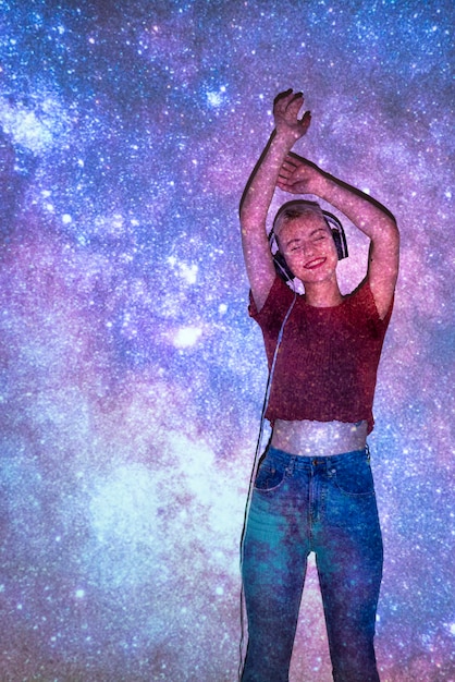 Foto gratuita ritratto di donna in posa con struttura di proiezione dell'universo