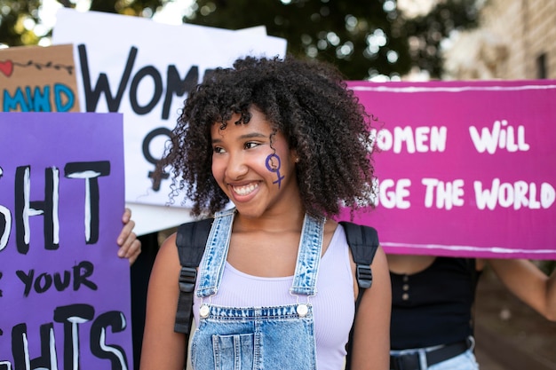 Free photo portrait of woman protesting for her rights