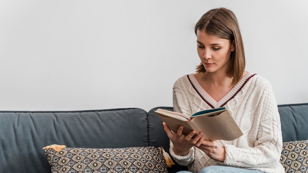 Free photo portrait of a woman reading a book