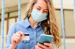 Free photo portrait of woman ready to shop online