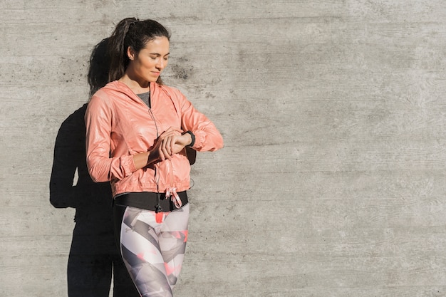 Foto gratuita ritratto di donna pronta per l'allenamento