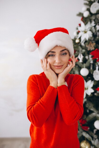 Портрет женщины в шляпе Санта на Рождество