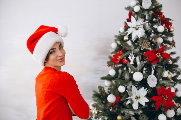 クリスマスにサンタの帽子の女性の肖像画