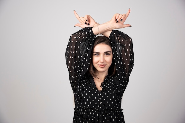 Foto gratuita ritratto di donna che mostra segni sopra il suo haid.