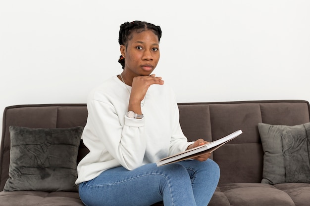 Free photo portrait woman sitting on couch