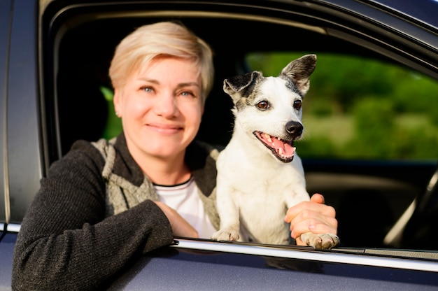 彼女の犬を乗車させる女性の肖像