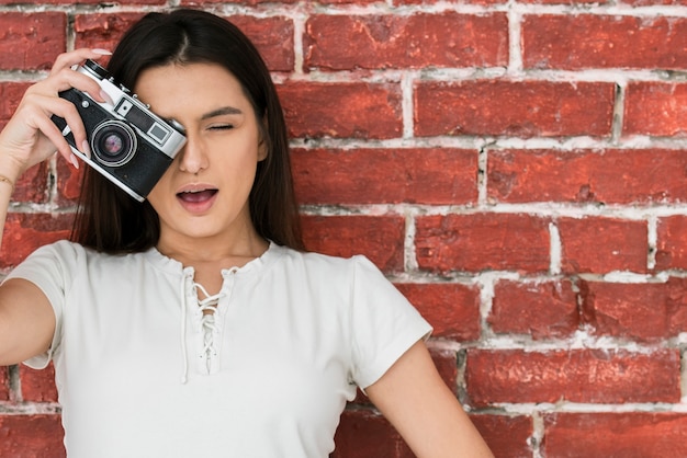 Foto gratuita ritratto di donna che scatta una foto