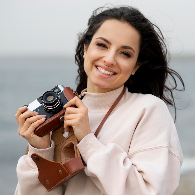 Foto gratuita donna del ritratto che cattura le foto