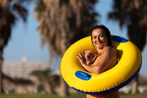 ビーチでシャワーを浴びている女性の肖像画