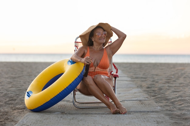 Foto gratuita ritratto di donna che fa la doccia sulla spiaggia