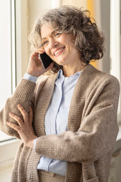 Foto gratuita donna del ritratto che parla sul cellulare