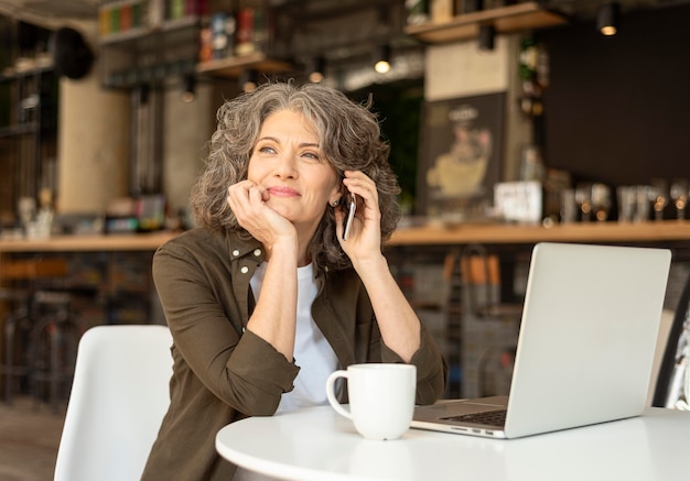 Donna del ritratto che parla sul cellulare