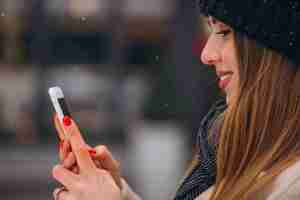 Free photo portrait of woman talking on phone in the street