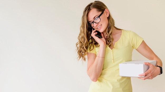 Foto gratuita ritratto di donna che parla al telefono