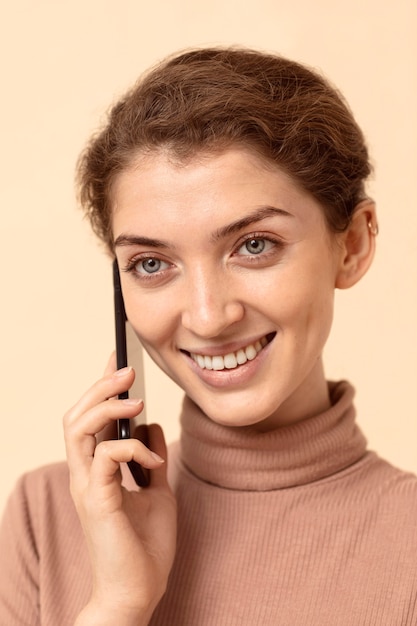 Free photo portrait of woman talking on the phone