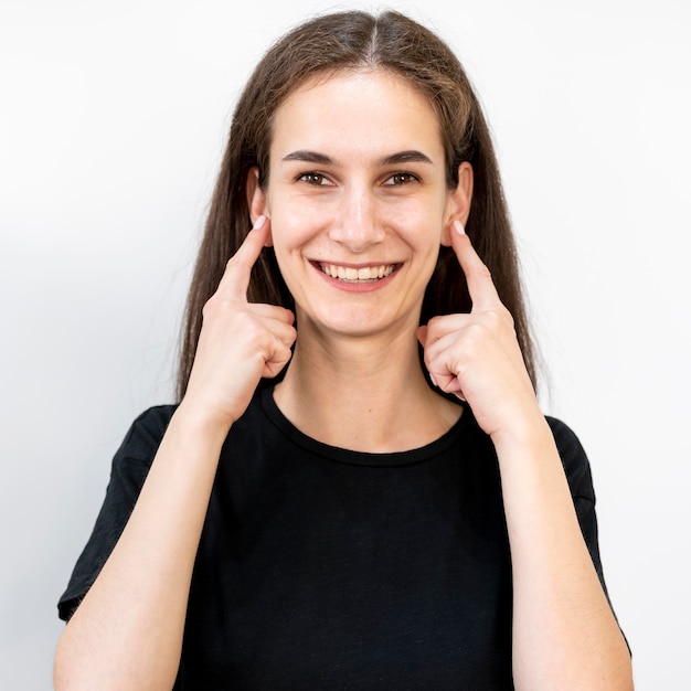 Foto gratuita ritratto di donna che insegna il linguaggio dei segni