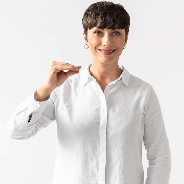 Free photo portrait of woman teaching sign language