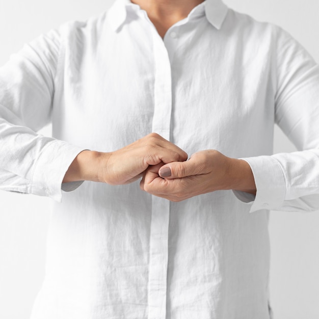 Free photo portrait of woman teaching sign language