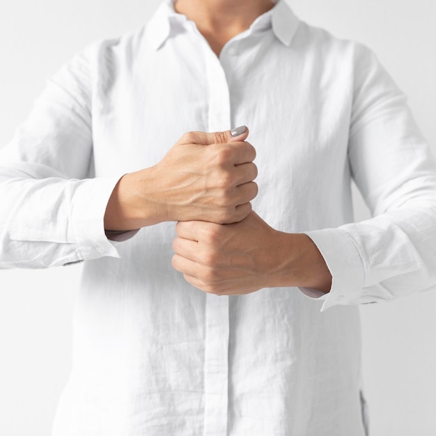 Free photo portrait of woman teaching sign language