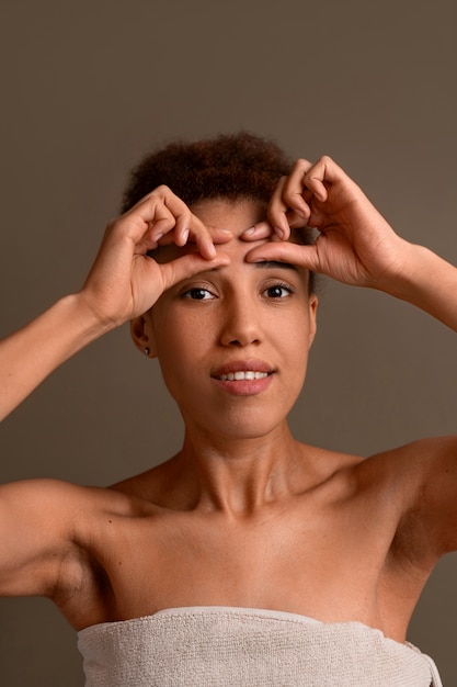Foto gratuita ritratto di donna che prova il massaggio facciale yoga per rimanere giovani