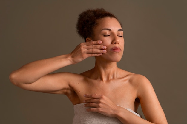 Foto gratuita ritratto di donna che prova il massaggio facciale yoga per rimanere giovani