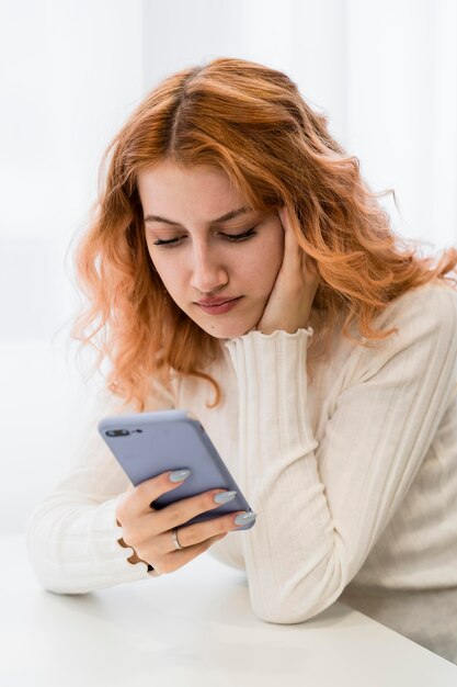 Donna del ritratto utilizzando il telefono