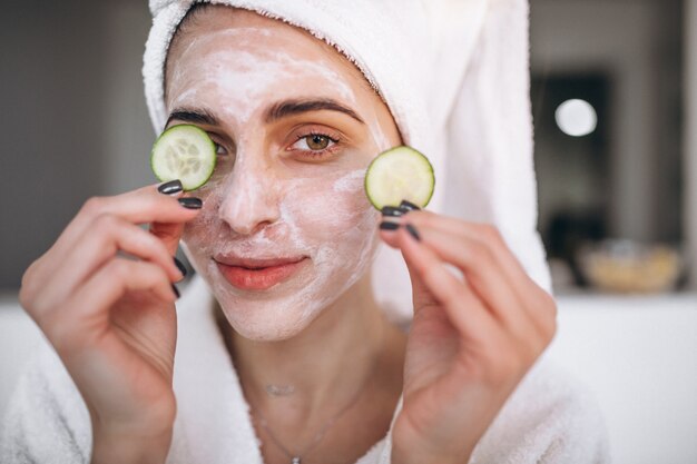 Foto gratuita ritratto di donna che indossa la maschera di bellezza