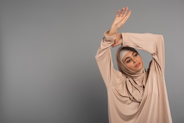 Портрет женщины в хиджабе изолированы