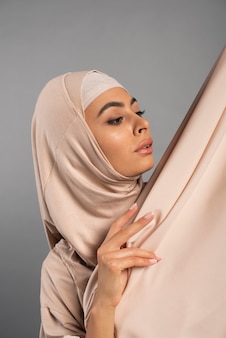 Ritratto di donna che indossa l'hijab isolato