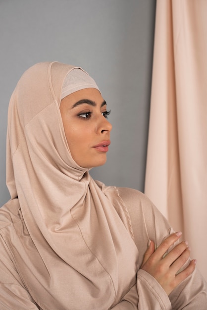 Foto gratuita ritratto di donna che indossa l'hijab isolato