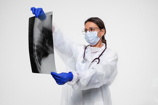 医療用ガウンを着てX線を保持している女性の肖像画