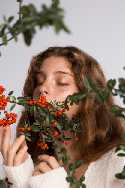 Foto gratuita ritratto di donna che indossa una camicetta bianca