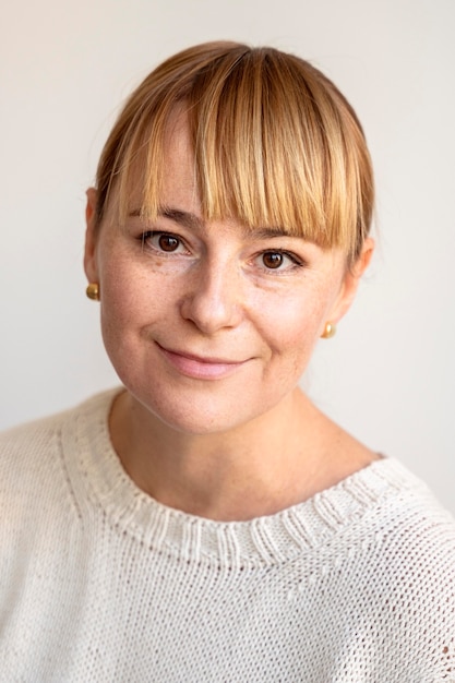 Free photo portrait of woman wearing white jumper