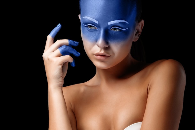 파란색 페인트로 덮여 포즈를 취하는 여자의 초상화