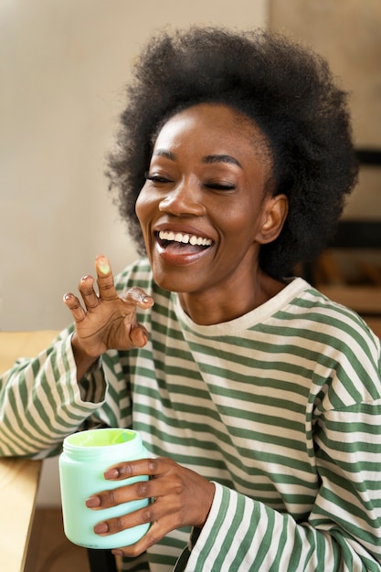 Foto gratuita ritratto di donna con capelli afro