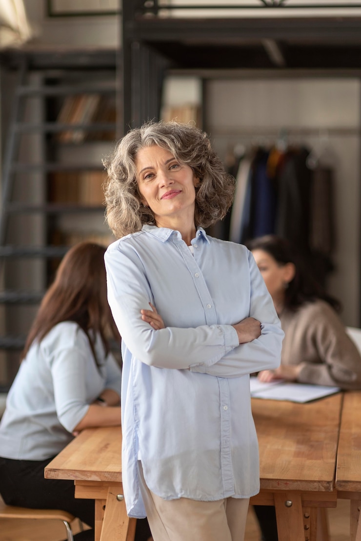 Free Photo portrait woman with arms crossed at meeting