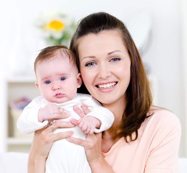 赤ちゃんを持つ女性の肖像画