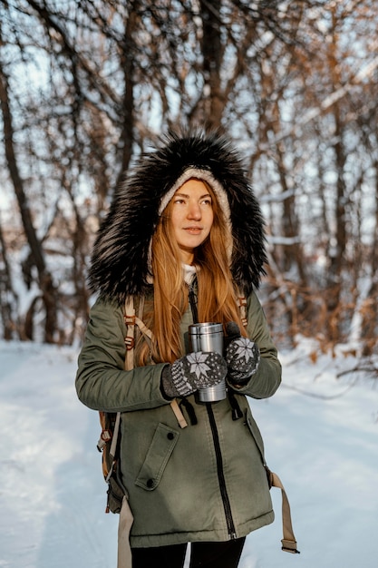 Портрет женщины с рюкзаком в зимний день