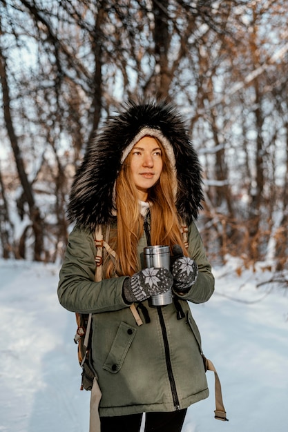 Foto gratuita ritratto di donna con zaino in giornata invernale