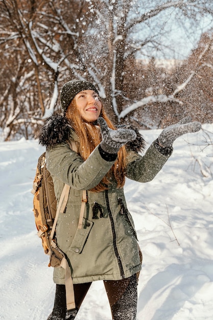 Ritratto di donna con zaino in giornata invernale