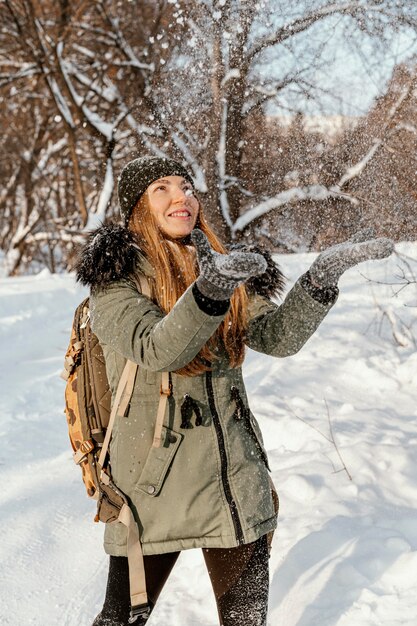 冬の日のバックパックと肖像画の女性