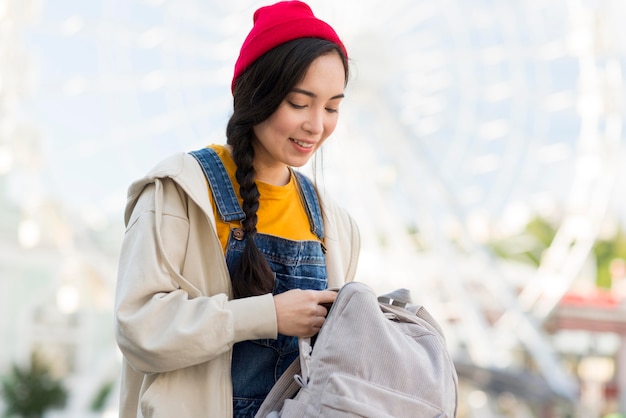 バックパックを持つ肖像画の女性