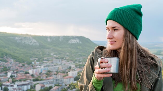 ビューを楽しんでいるビーニーを持つ女性の肖像画