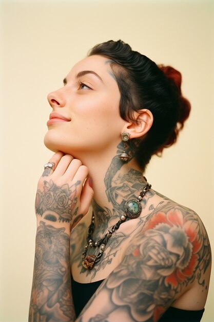 体にタトゥーを持つ女性の肖像画