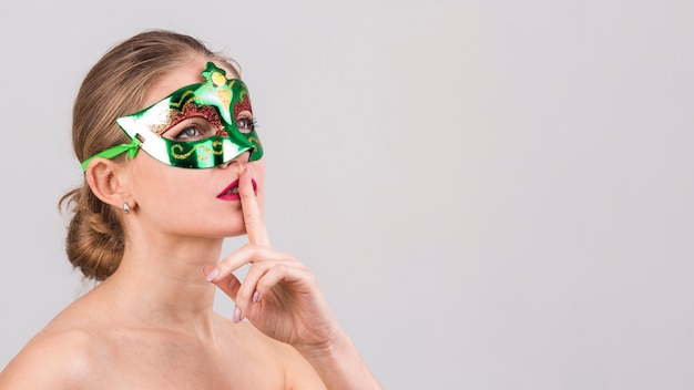 Free photo portrait of woman with carnival mask